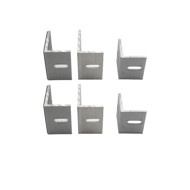 Des supports de coin en métal argenté polissé finition plate